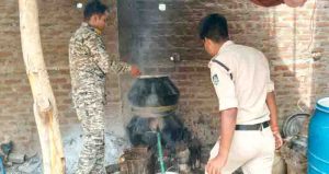 Raw liquoe was being made in balaghat forest