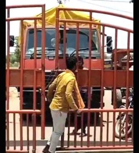 Farmers locked the get in mandi