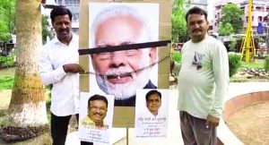 Congress blows the effigy of shah and deora,tied modhis blindfold