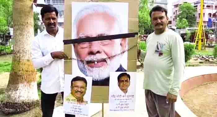Congress blows the effigy of shah and deora,tied modhis blindfold