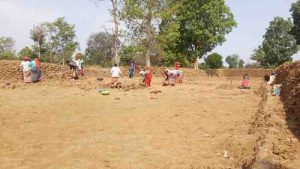 Labor farmer toman bais pond built in the field