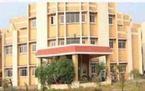 Students gave streets to students at kushabhau thackery university ther is a ruckus