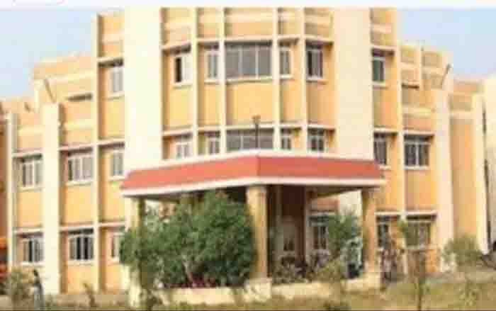 Students gave streets to students at kushabhau thackery university ther is a ruckus