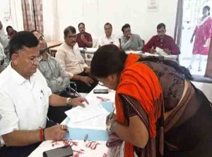 Accused of teachers of surguja, arbitrary in the list of surplus teachers