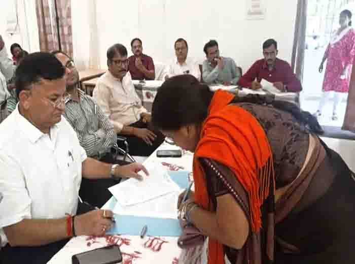 Accused of teachers of surguja, arbitrary in the list of surplus teachers