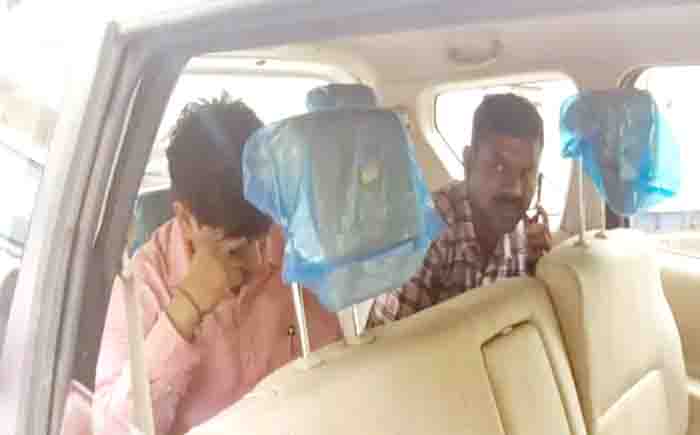 Clerk caught red handed taking 30000 bribe at ravi shankar university