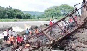 Bridge bulit on indrayani river in pune,six people died,38 missing