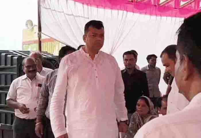 Congress MLA sandeep provoked for honoring mp representative first