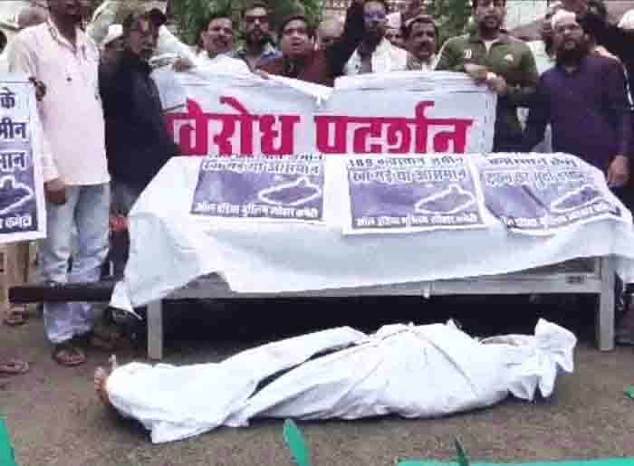 Demonstration with dead and symbolic tombs wrapped in shroud