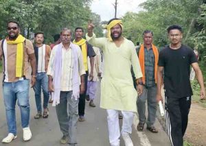 People of 12 village of baihar surrounded the collectorate for road,bridge,rapata