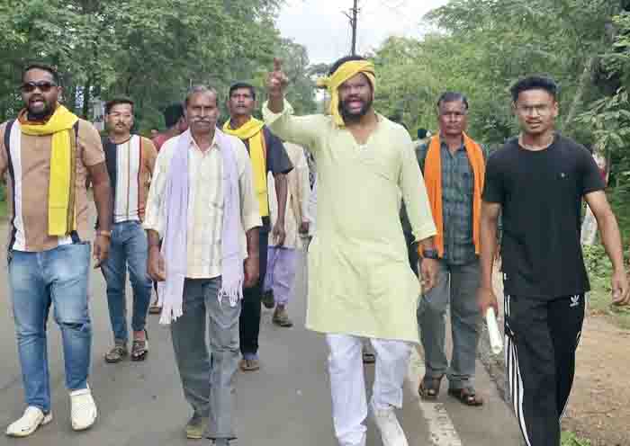 People of 12 village of baihar surrounded the collectorate for road,bridge,rapata
