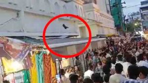 Bawal throwing slippers during jagannath yatra in ujjain