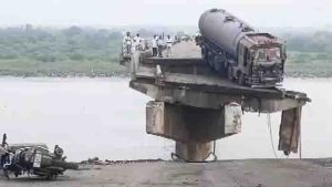 Running vehicles sunddenly fel in to the river,9 death,tanker stuck on bridge