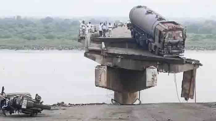 Running vehicles sunddenly fel in to the river,9 death,tanker stuck on bridge