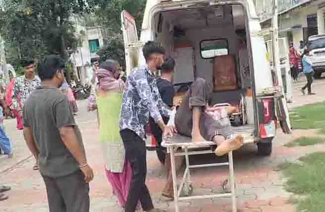 Madhfira aashiq escaped four pepole with knife