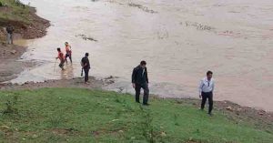 Two flowed in kashmiri drain,search countinues,flood victims will help