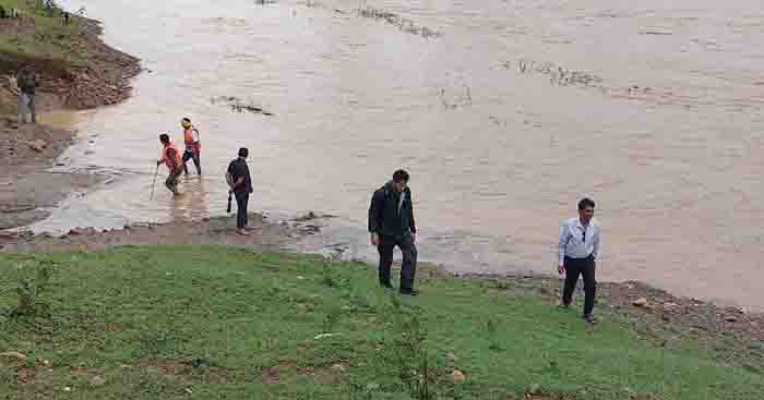 Two flowed in kashmiri drain,search countinues,flood victims will help