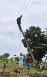 Electric maintenance work is being done with out safety equipment