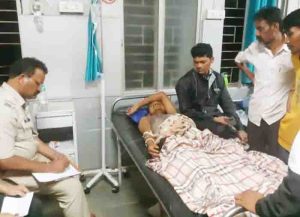 Car entered in chowmin cart,three pepole including couple injured