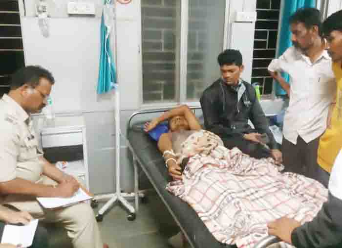 Car entered in chowmin cart,three pepole including couple injured