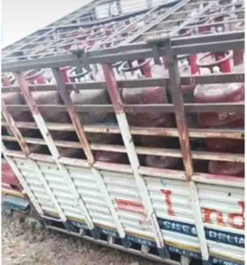 Truck filled with gas cylinder in the road,people panic