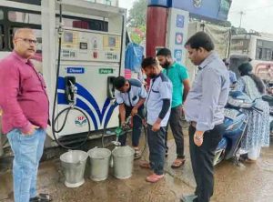 Many petrol pumps do not facillitate toilets and air filling
