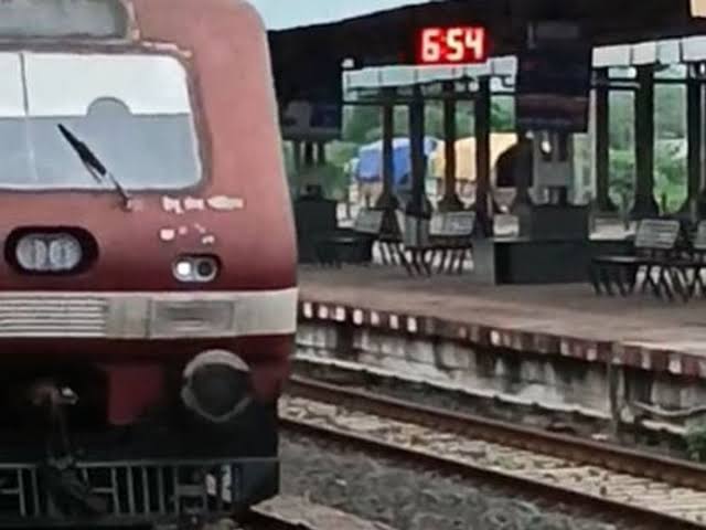 Katangi - gondia train late on first day,55 minutes delayed