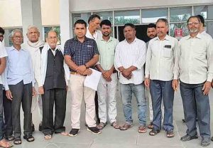 Vilagers of chauda tola ,who are afraid of dilapidated school bulding