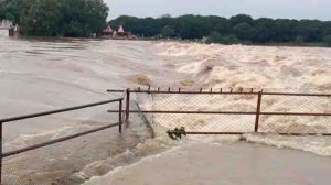 One missing due to boat overturning in indravati river,32 laborers rescue in fort
