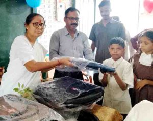 Teacher distributed school bags to student on retirement