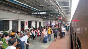 Electricity wire fell on gindia outer,trains stopped for 4 hours,passengers upset