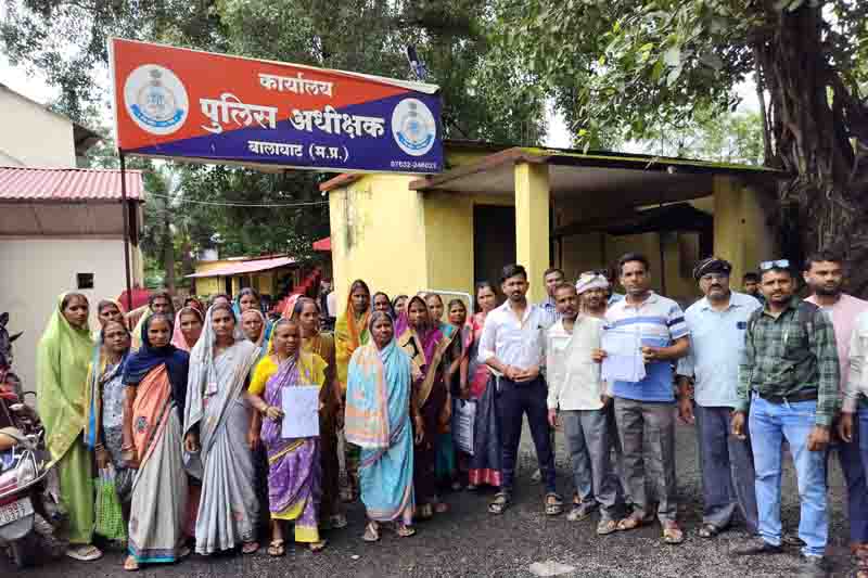 Villagers toldsp,illegal liquor and gamblinglock in village