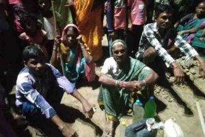 Women caught and beaten the seller of raw liquor