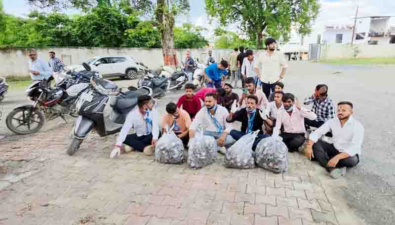 SP office reached nsui with empty corex ,police charged lathi
