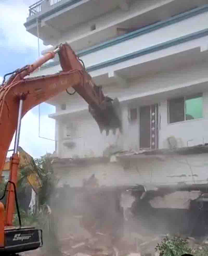 Bulldozers run on a three storey house of 22 crore of fish family