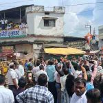 Bjp burnt effigies of congress leaders,congress said,vote thieves leave the thron
