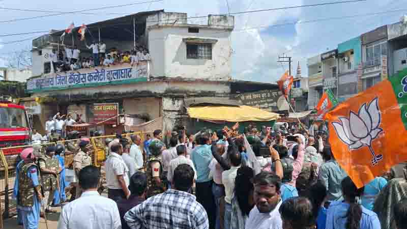 Bjp burnt effigies of congress leaders,congress said,vote thieves leave the thron