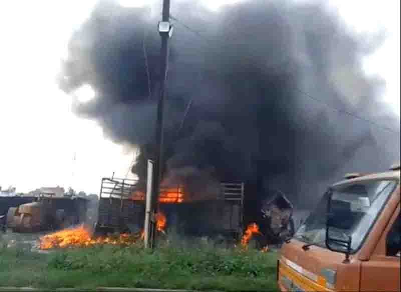 The truck made a fireball,the truck filled with gass cylinder was standing in front