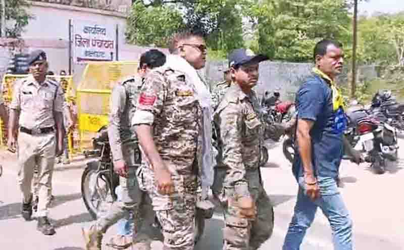 Slum resident locked the collectorate gate of balaghat

